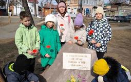 Акция «Цветы у обелиска» в честь Дня освобождения г. Краснодара.