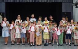 Зрители окунулись в мир волшебных приключений вместе с героиней спектакля «Пеппи», созданного по мотивам произведения «Пеппи Длинный чулок» Астрид Линдгрен воспитанниками 2 ступени мастерской А. С. Куриленко.