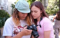 📸 Все уже на каникулах, а мы с ребятами из "В объективе - лето" все еще в строю! 💪 Продолжаем весело проводить время: гуляем по городу, посещаем выставки и мероприятия, фотографируем и играем! 🎉