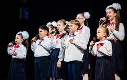 Вокал для детей — это не просто хобби, а настоящая возможность развить мозг, речь и уверенность в себе. Исследования показывают, что занятия вокалом положительно влияют на здоровье, психоэмоциональное состояние и даже иммунитет ребенка