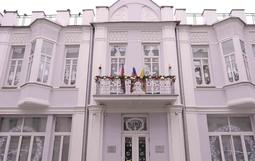 Новогоднее настроение витает в воздухе, и мы рады поделиться с вами атмосферой праздника, которую создали для наших педагогов, учеников и их родителей. Но это не только для нас — мы хотим, чтобы каждый житель Краснодара почувствовал волшебство наступающего года!