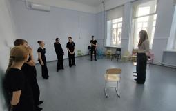 На этой неделе в объединении "Эдельвейс" и "Гелиос" состоялся очень важный и честный разговор. Вместе с педагогом-психологом Викторией Викторовной и социальным педагогом Марией Николаевной ребята из двух групп разбирались в сложной теме буллинга.