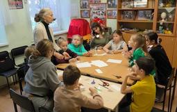 В преддверии Нового года в клубе по месту жительства «Романтики» прошёл замечательный мастер-класс по изготовлению новогодних снежинок для родителей и их детей🎄🎅