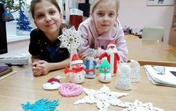 В клубе "Алые паруса" уже царит волшебная атмосфера праздника! Мы с радостью открыли "Мастерскую Деда Мороза", где нарядили елочку, украсили клуб и подготовили удивительную выставку декоративно-прикладного искусства "Новогодняя фантазия" ✨