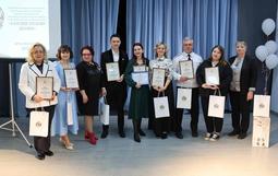 Яркие эмоции, заслуженные награды и атмосфера торжества — именно так прошла торжественная церемония награждения и закрытия конкурса «Сердце отдаю детям» на базе Центра творчества «Содружество»!