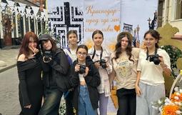 В день рождения нашего любимого города ребята из объединения "Юные корреспонденты" вышли на настоящую фотопрогулку — собирать материал для конкурса.