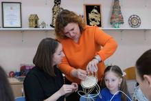 мастер-класс по плетению колокольчика из искусственного ротанга для наших мам из студии раннего развития детей "Солнышко"