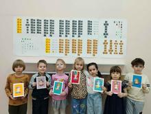 В рамках программы «Школа занимательных наук» наши маленькие творцы сделали замечательные открытки для своих мам и бабушек
