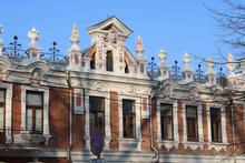 Этот жанр позволяет запечатлеть мимолетные моменты жизни города. Уличная фотография — это не просто искусство, это способ увидеть мир вокруг нас с новой стороны. Фотограф ловит случайные события, незаметные детали и яркие лица, которые делают наш город живым и уникальным.