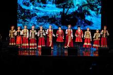 Сегодня представляем ансамбль народной песни "Аюшка", руководитель и идейный вдохновитель — Лариса Владимировна Сухина, концертмейстер — Сергей Георгиевич Коунов.