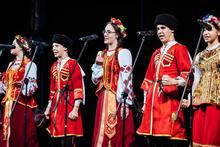 Сегодня представляем ансамбль народной песни "Аюшка", руководитель и идейный вдохновитель — Лариса Владимировна Сухина, концертмейстер — Сергей Георгиевич Коунов.