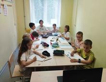 Ребята с удовольствием знакомились друг с другом, принимали участие в играх, рассказывали за что они любят лето и красочно изобразили это на бумаге и на асфальте.