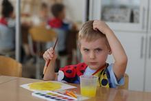 Наши славные малыши из студии раннего развития детей "Солнышко" трудятся над своими первыми шедеврами!