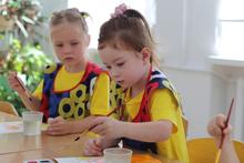 Наши славные малыши из студии раннего развития детей "Солнышко" трудятся над своими первыми шедеврами!