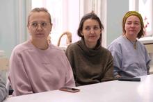 Пришли заинтересованные мамы, и это был не просто семинар, а живой, искренний разговор о самом главном. Родители обсуждали, как выстраивать границы, которые дети понимают и принимают, где проходит грань между заботой и контролем, и что делать, когда правила проверяют «на прочность».