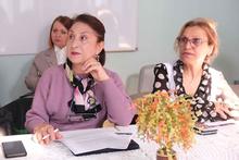 Педагоги обсуждали практику проведения творческих мастер-классов и открытых площадок, акцентируя внимание на темах воспитания гражданской идентичности, стимулирования внутрисемейного общения и развития творческих способностей у детей. Особое внимание было уделено разработке интерактивного инструментария и междисциплинарному подходу к организации праздников.