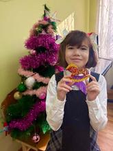 Дети с огромным энтузиазмом погрузились в мир творчества, расписывая деревянные лошадки — символ 2026 года Кроме того, ребята создали новогодние украшения для дома и клуба — звёзды из бумаги, которые добавят атмосферу праздника в каждый уголок