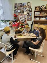 В честь этого исторического момента в клубе по м/ж «Романтики» прошла познавательная интерактивная беседа для учащихся. Ребята узнали о значимых военных датах января и февраля Великой Отечественной войны, погрузились в атмосферу тех страшных лет.