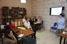 Также не упустила возможности поделиться своим многолетним опытом наш директор — Лященко Марина Анатольевна, выступив с докладом на тему «Я —Педагог Будущего: от теории к практике», поделившись ценными наработками и видением развития современной педагогики.