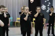 Ребята с гордостью представили плоды своего напряженного годичного труда. На открытом уроке они щедро делились накопленным артистическим опытом, демонстрируя искренний энтузиазм и творчество.