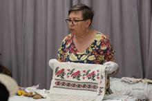 Вся экскурсия превратилась в живой и очень душевный диалог. Марину Юрьевну приятно удивило то, какими подготовленными оказались ребята! Школьники не просто слушали, а продемонстрировали отличные знания: они уже знали о некоторых старинных обычаях и традициях. Ребята с огромным удовольствием поддерживали экскурсовода, наперебой делились своими мыслями, строили догадки и задавали взрослые, глубокие вопросы