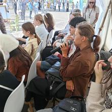 Главным событием дня стала вдохновляющая творческая встреча с кубанскими писателями — Натальей Алексеевной Широкобородовой и Сергеем Александровичем Лёвиным. Авторы с радостью поделились с юными артистами секретами своего мастерства, познакомили со своими произведениями и ответили на вопросы ребят.